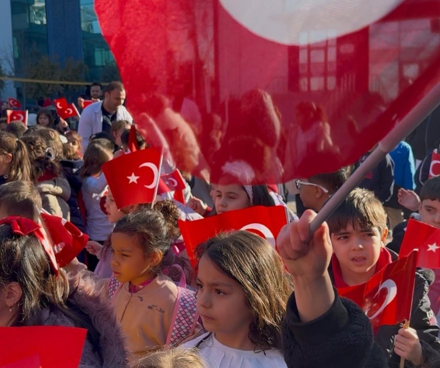 Mercan Koleji’nde İlk Ders Bayrak Programı Oldu
